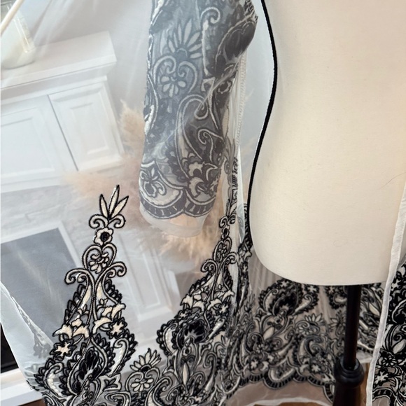 Elegant Sheer Black and White Embroidered Kimono BNWT - Picture 3 of 11
